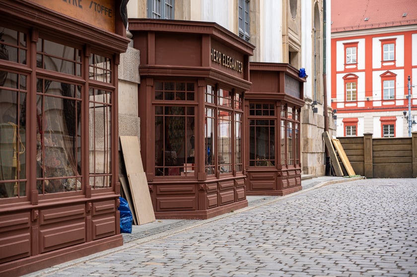 Plan zdjęciowy w okolicach Uniwersytetu Wrocławskiego. - Z uwagi na szczególne tło historyczne serialu (nazistowskie Niemcy lat 30. XX wieku), w przestrzeni miasta powstaną plany scenograficzne, uwzględniające określone znaki i symbole, charakterystyczne dla danego okresu historycznego, których nie należy w żaden sposób interpretować dosłownie – są jedynie dekoracją do filmu - informuje producent filmu